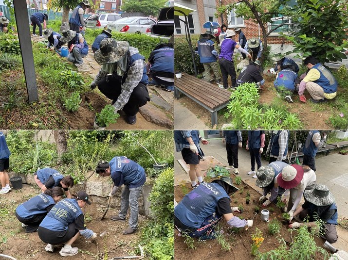 컴투스 임직원들이 아동양육시설에서 식재 봉사활동을 진행하는 모습(사진제공: 컴투스)